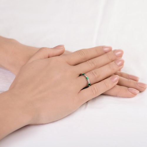 Pierścionek SAVICKI: białe złoto, szmaragdy, diamenty